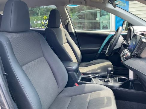 Used 2018 Toyota RAV4 LE w/ Carpet Mat Package AWD/4WD image 28