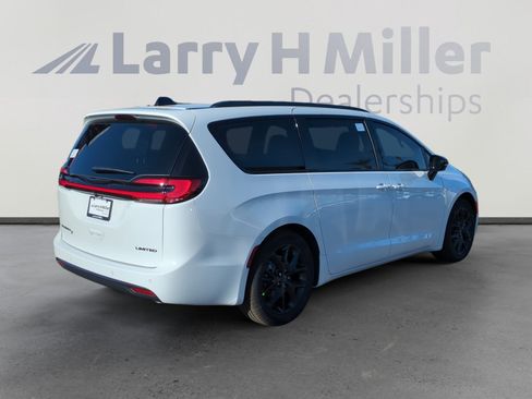 New 2026 Chrysler Pacifica Limited image 5