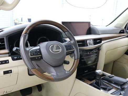 Used 2017 Lexus LX 570 4WD w/ Luxury Package image 15