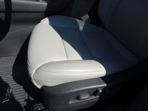 Used 2023 Cadillac XT4 Premium Luxury w/ Technology Package AWD/4WD image 9