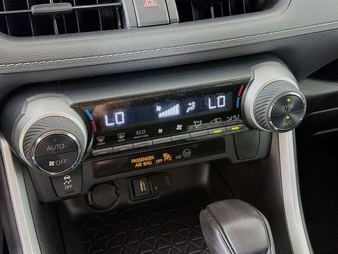 Used 2021 Toyota RAV4 LE AWD/4WD image 30