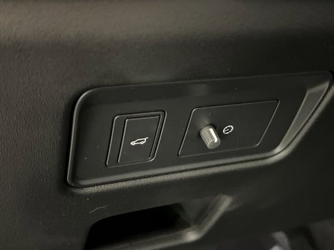 Used 2020 Land Rover Discovery HSE image 32