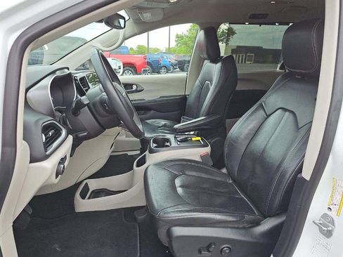 Used 2022 Chrysler Pacifica Touring-L FWD image 3