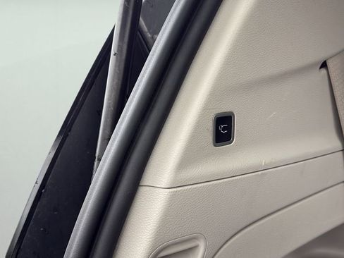 Used 2023 Chrysler Pacifica Touring-L FWD image 17