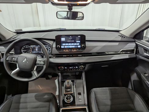 Used 2023 Mitsubishi Outlander SE image 12