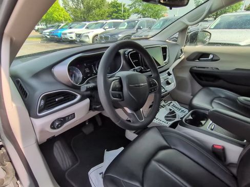 Used 2023 Chrysler Pacifica Touring-L FWD image 10