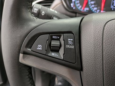 Used 2022 Chevrolet Trax LT w/ LT Convenience Package image 16