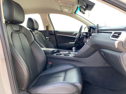 Used 2025 Genesis G70 2.5T image 36