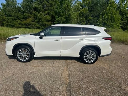 Used 2023 Toyota Highlander Limited FWD image 5