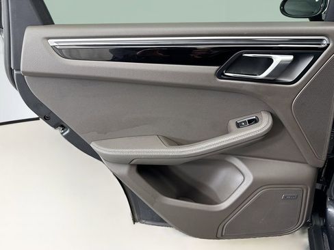 Used 2021 Porsche Macan image 25