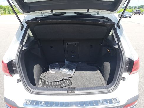 Used 2023 Volkswagen Taos SE w/ Panoramic Sunroof Package FWD image 12