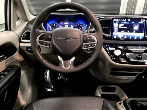 Used 2024 Chrysler Pacifica Touring-L image 8