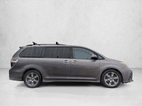 Used 2019 Toyota Sienna SE image 4