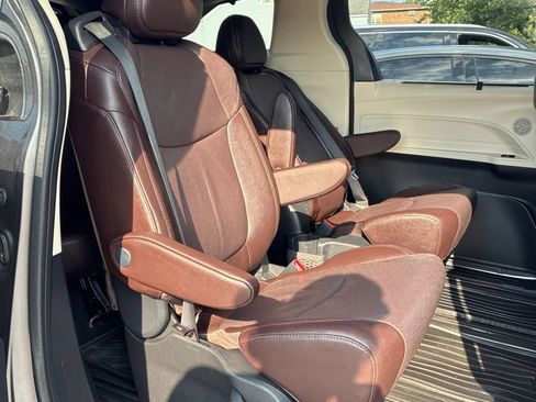 Used 2024 Toyota Sienna Platinum AWD/4WD image 8