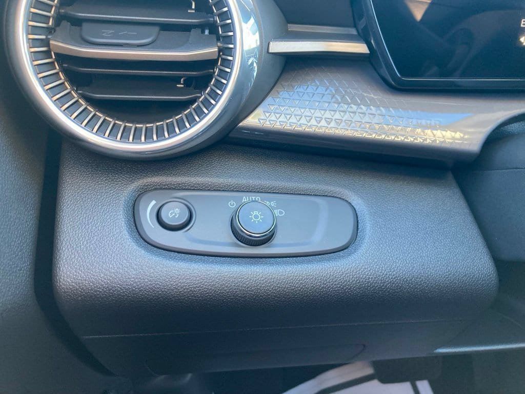 New 2026 Chevrolet Trax ACTIV w/ Sunroof Package FWD image 19