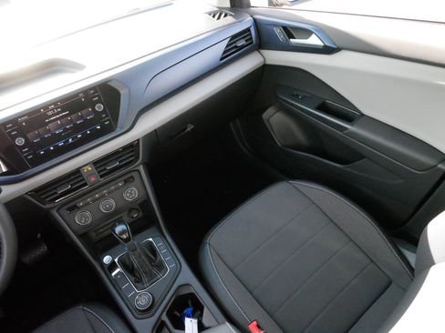 Certified 2022 Volkswagen Taos SE image 11