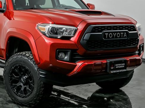 Used 2017 Toyota Tacoma 4x4 Double Cab image 2