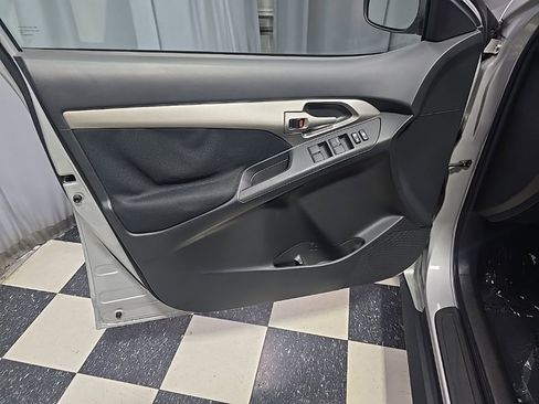 Used 2009 Pontiac Vibe Base w/ Preferred Package image 9