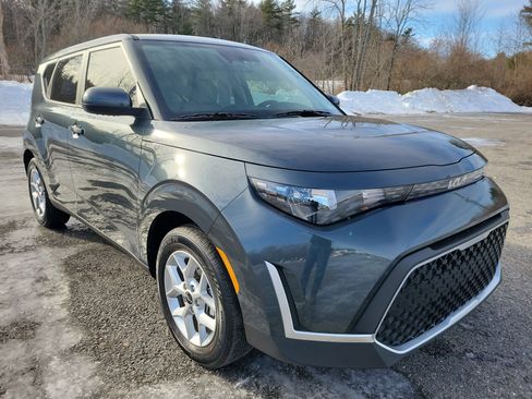 Used 2025 Kia Soul LX w/ LX Technology Package image 3