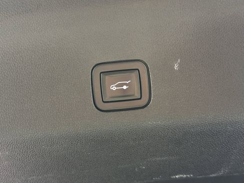 Used 2021 Chevrolet Tahoe Premier w/ Premium Package image 18