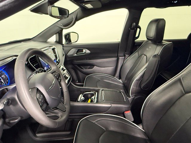 Used 2025 Chrysler Pacifica Limited FWD image 34