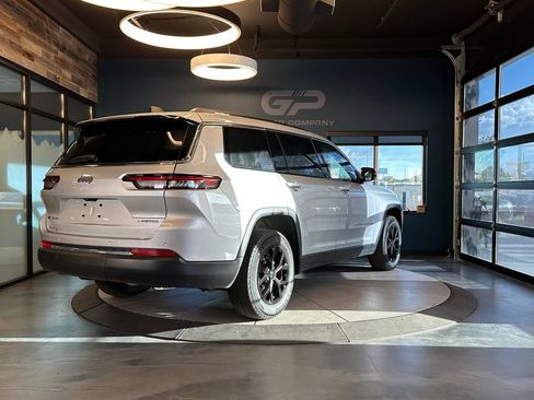 Used 2022 Jeep Grand Cherokee L Limited AWD/4WD image 3