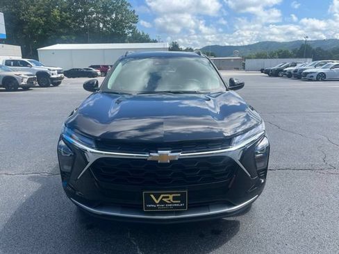 Used 2025 Chevrolet Trax LT w/ LT Convenience Package FWD image 3