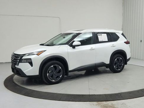 Used 2025 Nissan Rogue SV w/ SV Premium Package FWD image 3