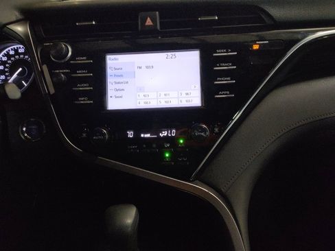 Used 2018 Toyota Camry LE FWD image 25