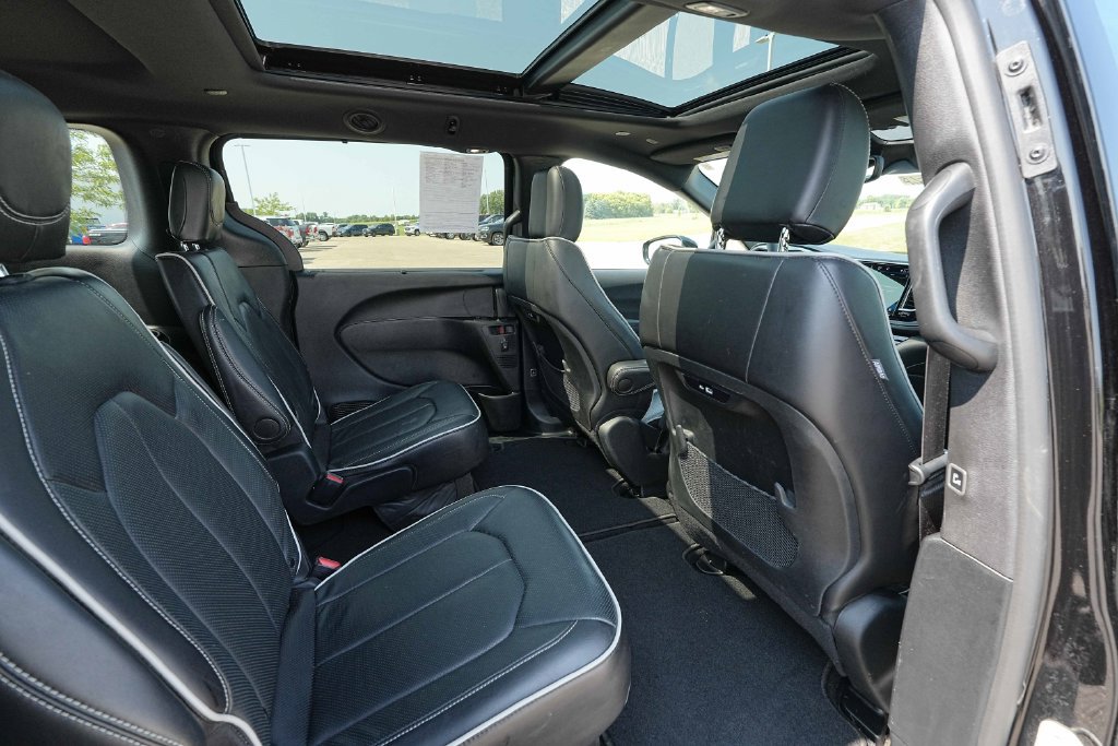 Used 2025 Chrysler Pacifica Limited FWD image 25