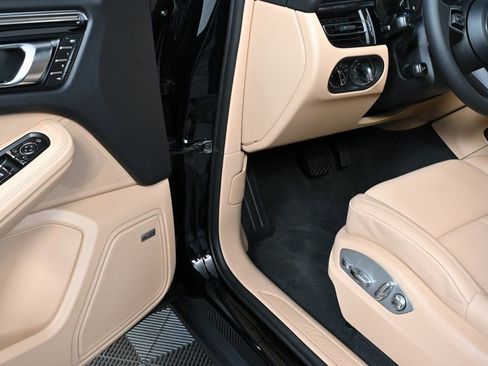 Used 2026 Porsche Macan AWD/4WD image 7