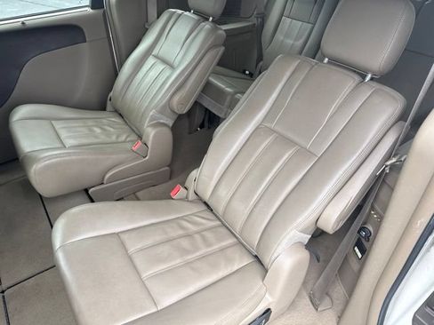 Used 2013 Chrysler Town & Country Touring FWD image 20