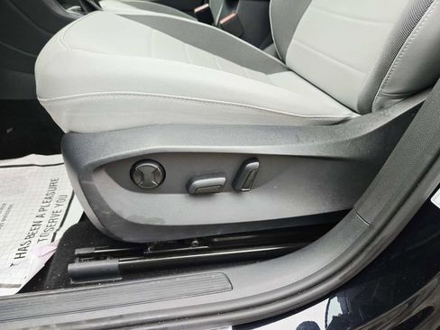 Used 2024 Volkswagen Taos SE image 33