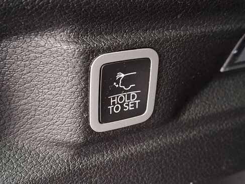 Used 2023 Jeep Grand Cherokee L Laredo image 33