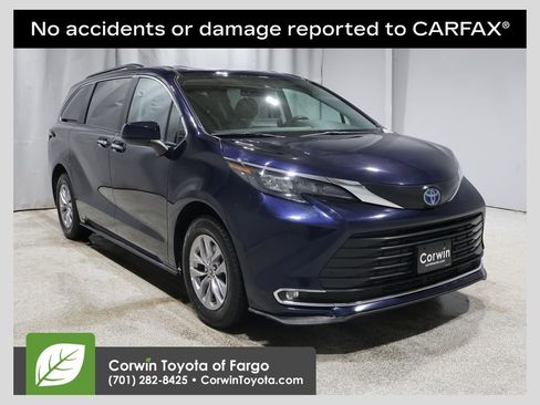 Used 2024 Toyota Sienna XLE image 1