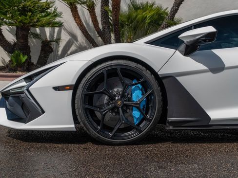 Used 2025 Lamborghini Revuelto image 9