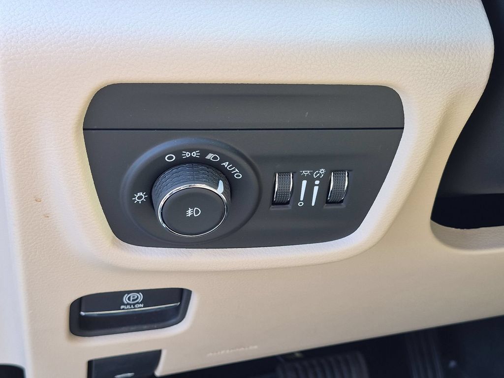 Certified 2025 Jeep Grand Cherokee L Limited w/ Luxury Tech Group II AWD/4WD image 15