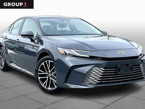 Used 2025 Toyota Camry XLE image 3