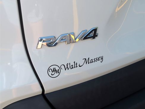 Used 2022 Toyota RAV4 XLE Premium AWD/4WD image 5