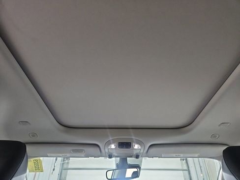 Used 2024 Chrysler Pacifica Limited image 11