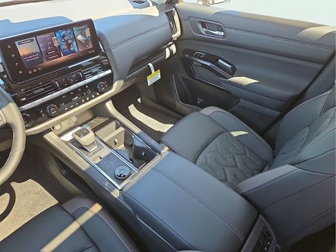 New 2026 Nissan Pathfinder Platinum AWD/4WD image 13