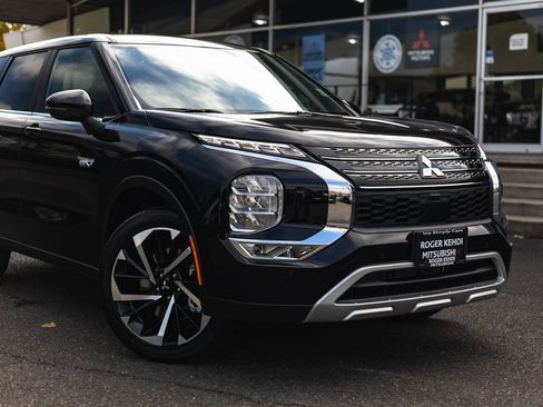 New 2025 Mitsubishi Outlander SE image 3