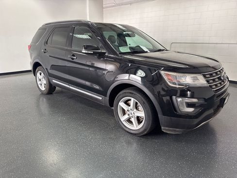 Used 2017 Ford Explorer XLT w/ Equipment Group 202A AWD/4WD image 2