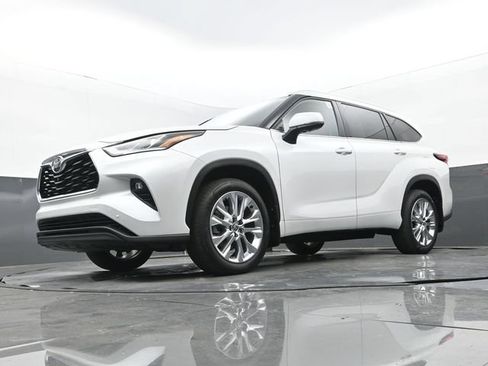 Used 2025 Toyota Highlander Limited FWD image 27