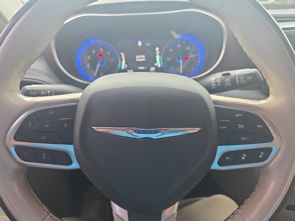 Used 2020 Chrysler Pacifica Limited w/ Advanced Safetytec Group FWD image 9