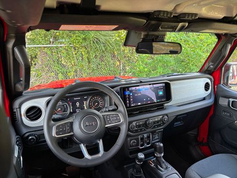 Used 2025 Jeep Wrangler Sahara image 33