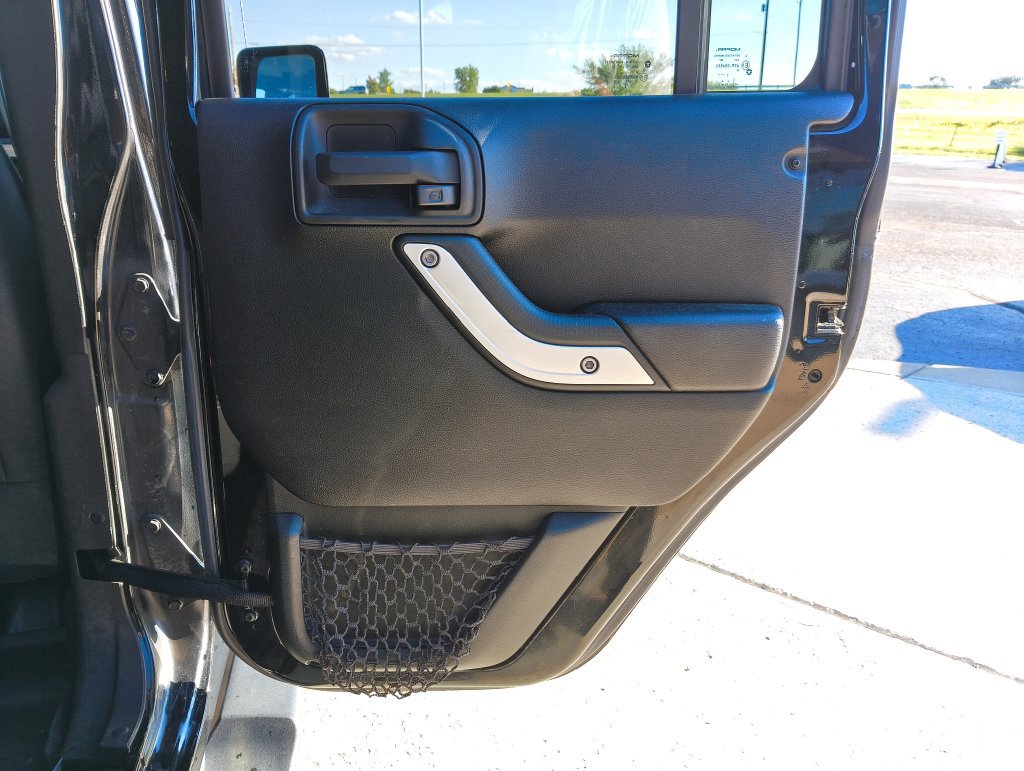 Used 2016 Jeep Wrangler Unlimited Sahara w/ Dual Top Group AWD/4WD image 17