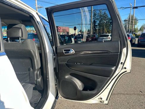 Used 2011 Jeep Grand Cherokee Laredo AWD/4WD image 23