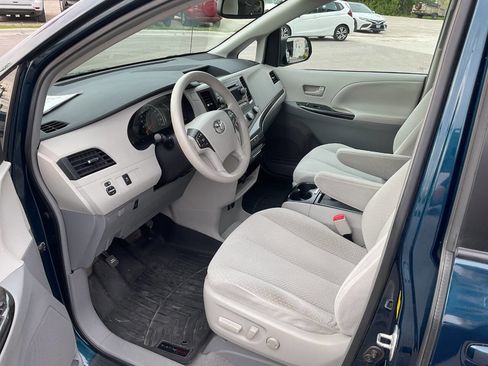 Used 2011 Toyota Sienna LE w/ Preferred Pkg FWD image 14