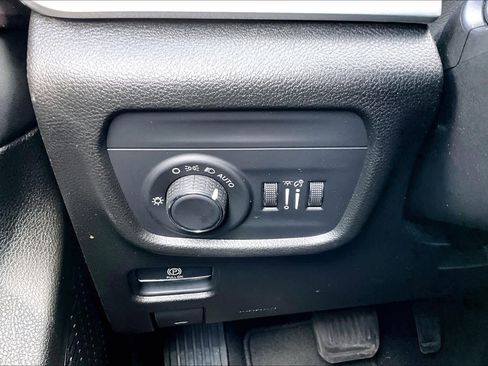 Used 2023 Jeep Grand Cherokee Laredo RWD image 34